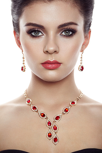 珠寶與輕美 優雅黑發女孩的時尚肖像